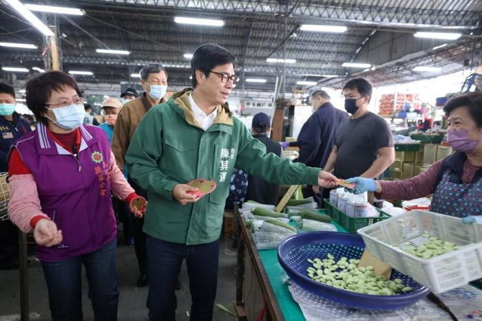 陳其邁春節前視察果菜市場，蔬果供應充足，價格穩定