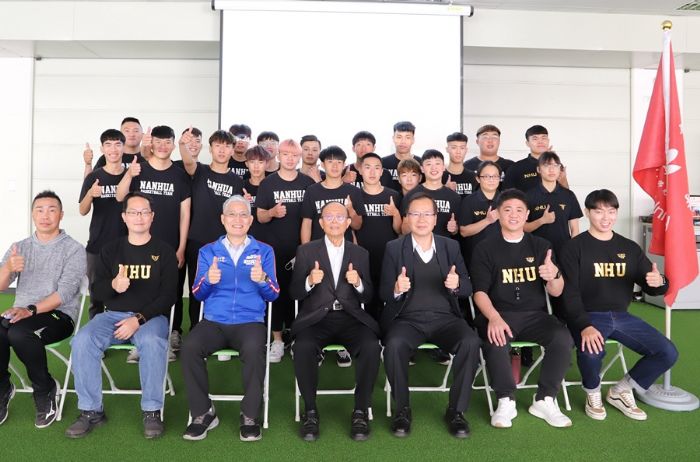 南華大學男子籃球隊和菲律賓光明大學男子籃球隊進行了跨國移地訓練和交流。 南華大學男子籃球隊和菲律賓光明大學男子籃球隊進行了跨國移地訓練和交流。