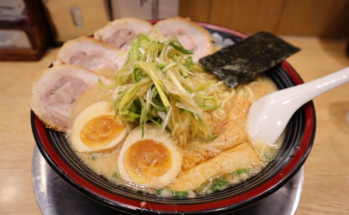 震撼驚人!屯京拉麵再度調漲!招牌經典口味竟在12年光陰中「驚人漲幅由260飆升至360」,讓食客感慨萬分:「超值感瞬間瓦解!」 震撼驚人!屯京拉麵再度調漲!招牌經典口味竟在12年光陰中「驚人漲幅由260飆升至360」,讓食客感慨萬分:「超值感瞬間瓦解!」