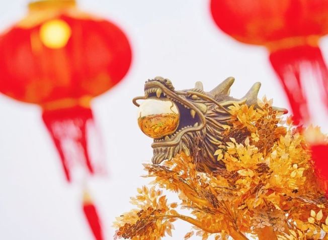 2024「華泰唐人街」新年時尚大片免費拍！1.7公里燈籠海、中美混搭風車庫，加上3日限定「雙龍踩街大遊行」，絕對不能錯過！