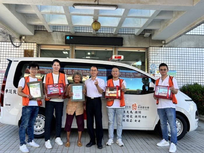 屏東縣衛生局舉辦捐贈儀式，琉球鄉衛生所獲贈救護車