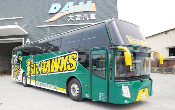 台鋼雄鷹專屬巴士,帥氣登場! 台鋼雄鷹專屬巴士,帥氣登場!