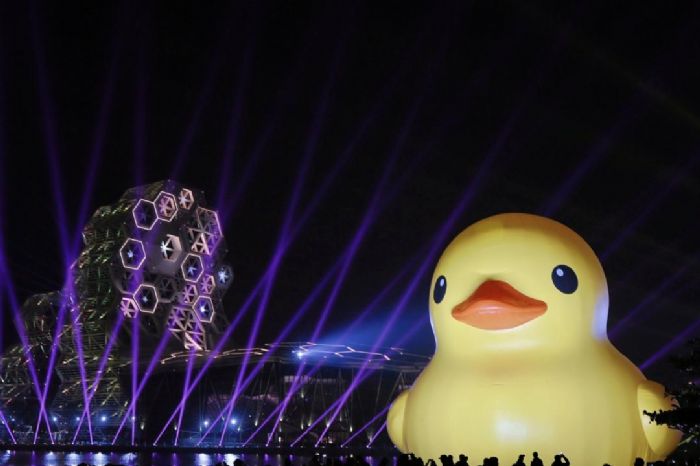 黃色小鴨吸引600萬人潮，觀光產值近百億，高雄訂房超過八成