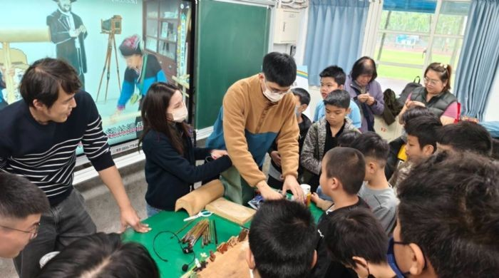 茂林國家風景區攜手在地工匠開設木作工作坊,孩子們親手創作家鄉的文化故事 茂林國家風景區攜手在地工匠開設木作工作坊,孩子們親手創作家鄉的文化故事