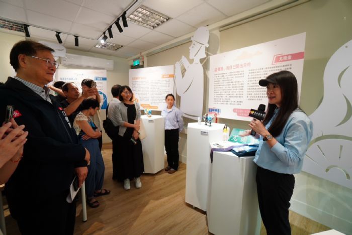 高雄勞博館「無框職人」特展，女生開公車也能帥氣十足