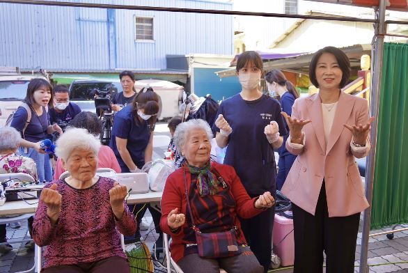 印象建設有限公司添增屏東社區服務，捐贈行動生活復能車