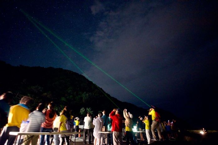 屏東史上最狂街頭天文 1500人佳樂水冒雨追紫金山彗星 屏東史上最狂街頭天文 1500人佳樂水冒雨追紫金山彗星