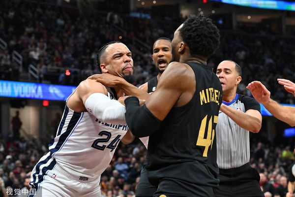 NBA球星米歇爾暴怒拽倒對手 全因下體被攻擊!網轟布魯克斯好髒 NBA球星米歇爾暴怒拽倒對手 全因下體被攻擊!網轟布魯克斯好髒