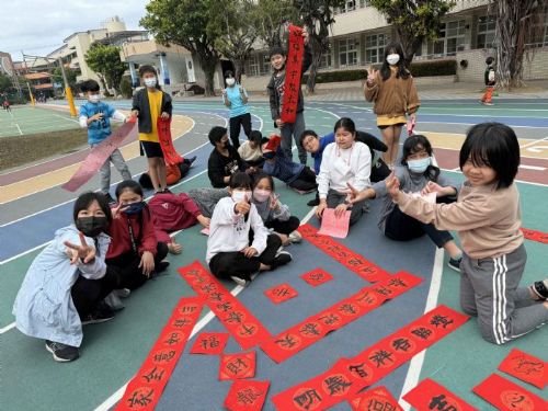 蚵寮國小學生迎春揮毫寫春聯 一個上午送出超過百餘副春聯
