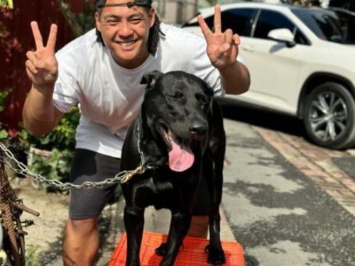 吉力吉撈·鞏冠與新寵物狗狗Babo的溫馨故事