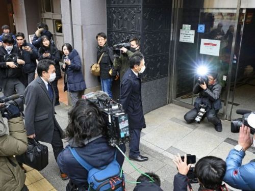 日本自民黨「安倍派」總部遭搜查，捐款醜聞引發政治動盪