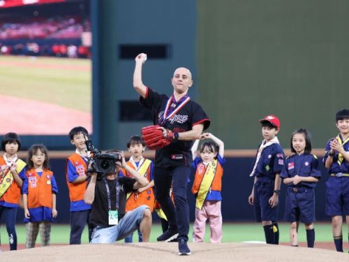 希臘女婿展現童軍精神，勇於助人獲頒國際友誼章並擔任龍隊開球嘉賓