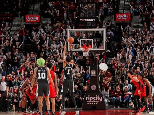 馬刺絕地反擊：溫馨逆轉拓荒者，Wembanyama成英雄