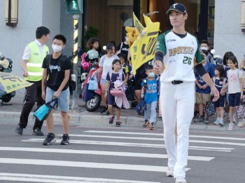 台鋼雄鷹攜手高雄推動交通安全，全力守護孩子的未來！