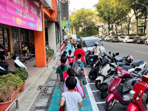 改善陽明國小周邊步行環境，在三民區義德路設置標示型人行道