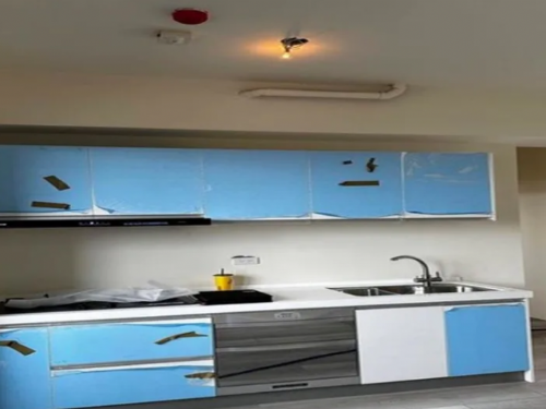 管線美學與實用性爭論！屋主抱怨新家廚天花板被排水管「貫穿」