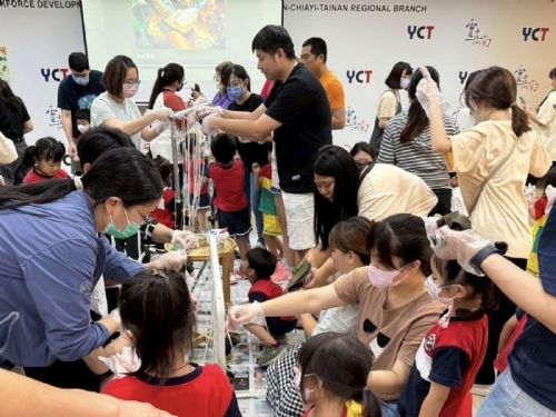 教育部推動公共化教保，擴大非營利幼兒園與職場互助服務，提升幼兒學習品質與快樂成長