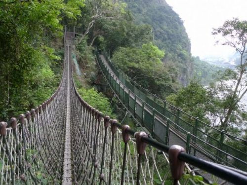 小錐麓步道的一家三口在地震中遭遇不幸，尪遭活埋慘死，妻子則淚求尋找已斷肢的身體，搜救隊最終找到了。