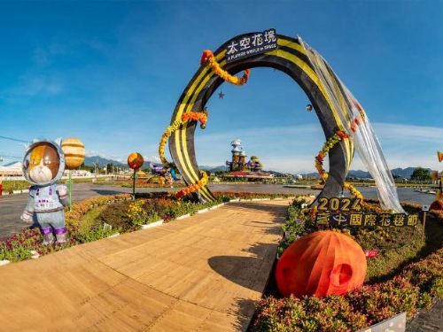 兼具永續教育的吉祥物！「小貓太空人」現身花毯節與遊客寓教於樂