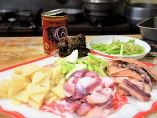 「臺南400‧流動的盛宴─來辦桌」系列報導24 魷魚螺肉蒜、古早味魚翅羹，郭春發出手上菜，饕客魂牽夢縈