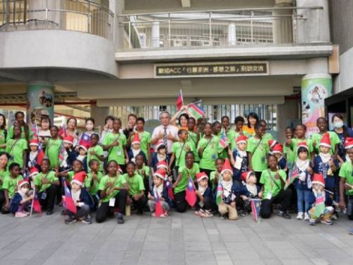 河堤國小與非洲納米比亞圓覺學校締結姊妹校 開啟心視界 愛在非揚 簽署國際教育交流MOU 藝文、客家美食與體育交流熱鬧登場