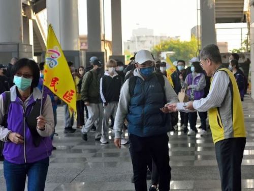 高雄首批常備兵役男入營  禮贈「高雄熊」紀念悠遊卡