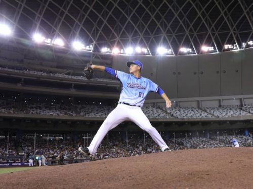 富邦悍將完封台鋼雄鷹，陳仕朋榮登MVP舞台，攜手球迷共創佳績