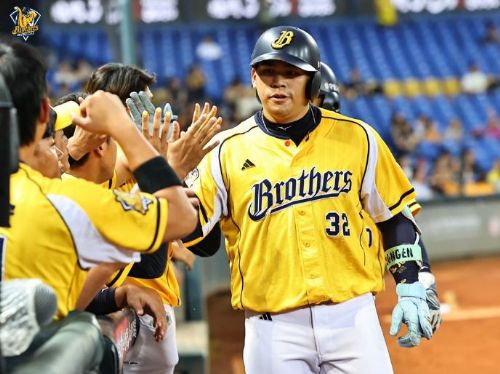 中信兄弟迎戰富邦悍將，猛象奮戰不懈展現球隊精神