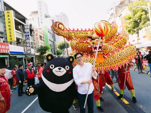 高雄過好年商圈活動起跑 陳其邁首發紅包、邀辦年貨