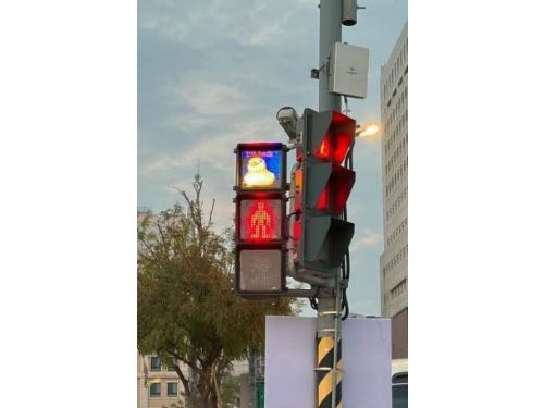 黃色小鴨重返高雄！8個路口紅綠燈現萌樣，宣告「I'M BACK」