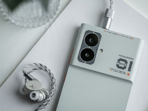 水月雨推出結合音樂播放機與5G手機的MIAD 01