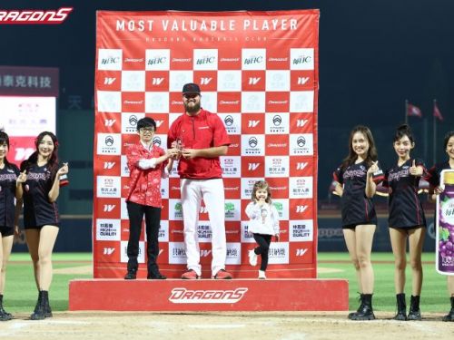 味全龍擊敗樂天桃猿，齊心向勝利前進！