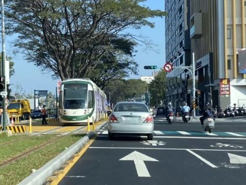 高雄輕軌沿線全為紅線禁停區 商家抱怨生意減少一半