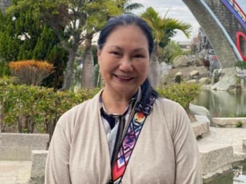 汪小菲搬走大S的四幅畫作引發訴訟，大S的母親現身作證，表示女兒受委屈。