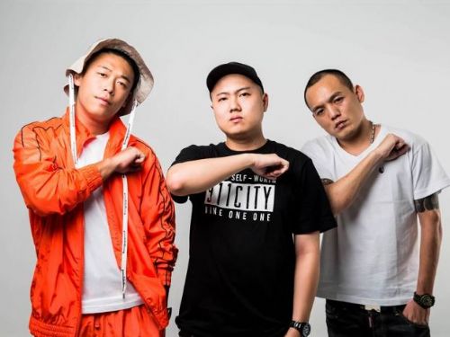 玖壹壹的洋蔥和健志被目擊一起遊墾丁，甜蜜牽手各自伴侶的畫面全被拍下來了。