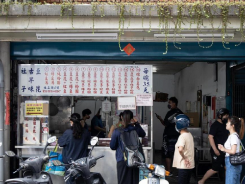社子菜市場旁「佛心豆花」35元一碗！傳承古早味吸引世代客人回購