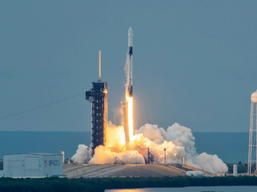 沙烏地阿拉伯首位女太空人乘坐SpaceX火箭成功升空