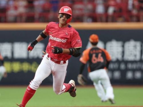 味全龍隊火力全開擊敗統一獅隊，勝差縮小到2.5場