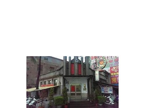 遊樂場所開心玩耍卻意外迷路，警方幫助返家，讓團聚更加溫馨。