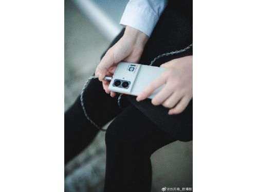 水月雨宣布推出結合5G與音樂播放功能的MIAD 01手機