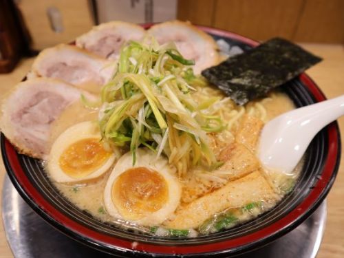 震撼驚人！屯京拉麵再度調漲！招牌經典口味竟在12年光陰中「驚人漲幅由260飆升至360」，讓食客感慨萬分：「超值感瞬間瓦解！」