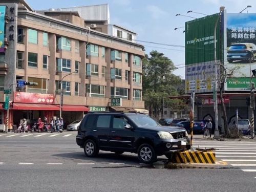 高雄行人庇護島撞車事故頻傳