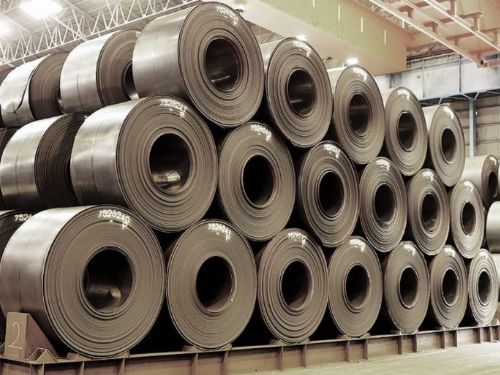 高雄發生恐怖事件，一根鋼捲砸落路燈和分隔島，造成多車受損。