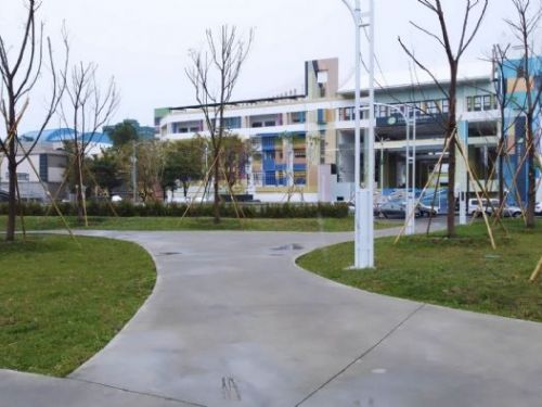 高雄市中正體育場前廣場全新改造完工，迎接「Kaohsiung Highline」新時代！