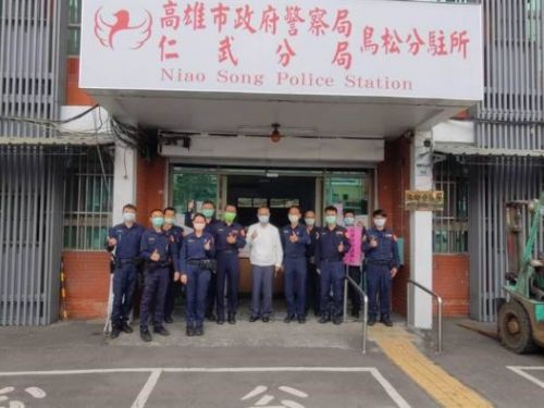 驚險一刻！高雄客運與大貨車擦撞，玻璃碎裂造成2名乘客受傷送醫。