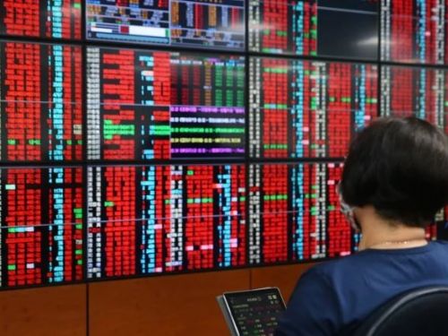 美股 AI 大漲激勵台股早盤漲逾150點 台積電開高8元