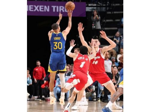 勇士客場擊敗灰熊，迎來三連勝！Curry大演52分神射秀