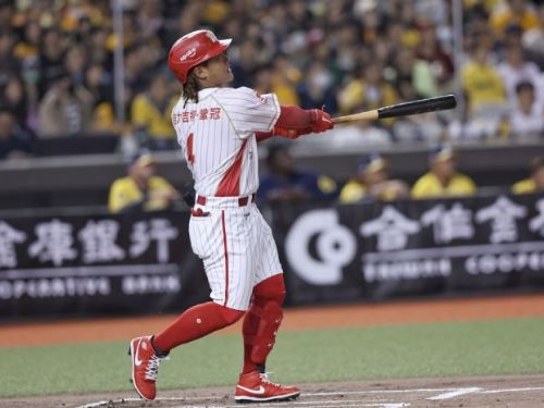 吉力吉撈·鞏冠穿上Jordan 一代釘鞋，敲出中職大巨蛋首轟