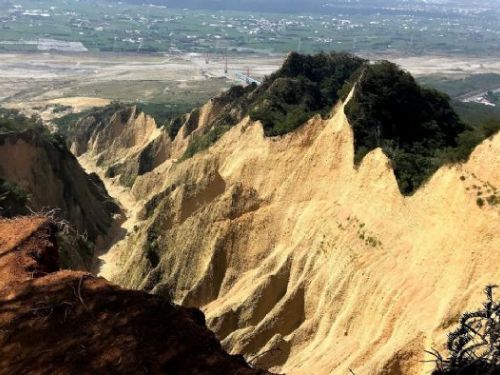 苗栗發生大量機車騎士在深夜霸佔隧道競速、進行危險翹孤輪行為，引起社會關注，警方已鎖定嫌疑人展開追緝行動。