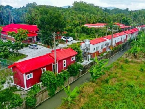 直擊！高雄旗山綠林中寺廟千坪違建 變肥大如度假小屋